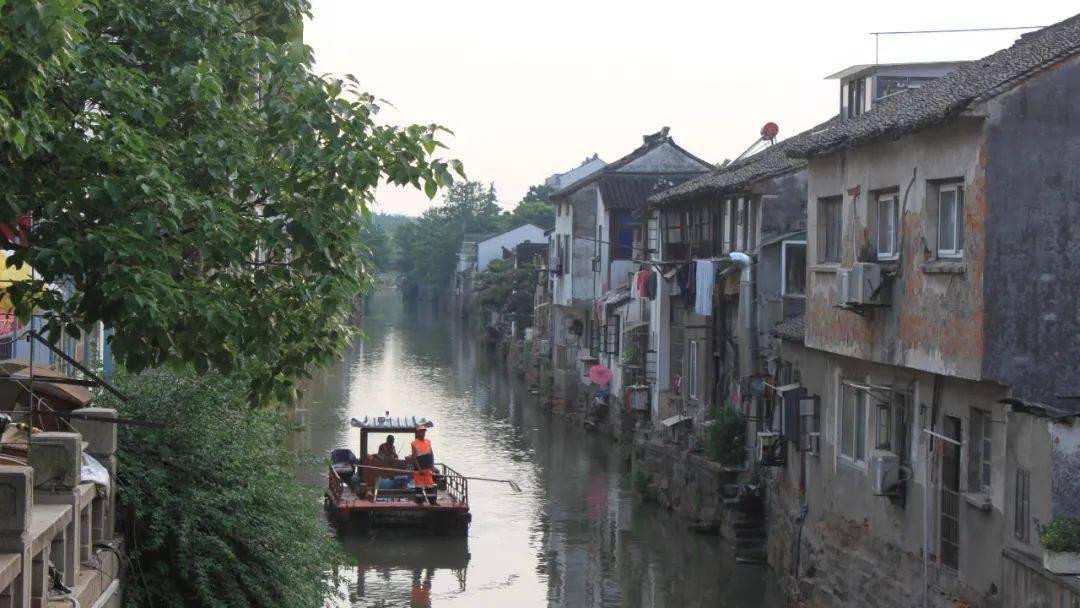 寝室里有个哥们老穿我拖鞋怎么办…我怕脚气传染啊？游戏画面